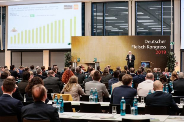 Helmut Hübsch von der GfK Consumer Panel & Services präsentiert aktuelle Zahlen zum Konsumverhalten in Deutschland. Helmut Hübsch von der GfK Consumer Panel & Services präsentiert aktuelle Zahlen zum Konsumverhalten in Deutschland.