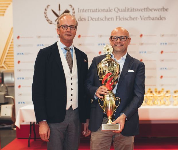 Der Champion der IFFA2019 ist gekürt: Die Obere Metzgerei Franz Winterhalter entscheidet den Gesamtsieg der Internationalen Qualitätswettbewerbe des Deutschen Fleischer-Verbands für sich mit 67 Goldmedaillen. Der Champion der IFFA2019 ist gekürt: Die Obere Metzgerei Franz Winterhalter entscheidet den Gesamtsieg der Internationalen Qualitätswettbewerbe des Deutschen Fleischer-Verbands für sich mit 67 Goldmedaillen.