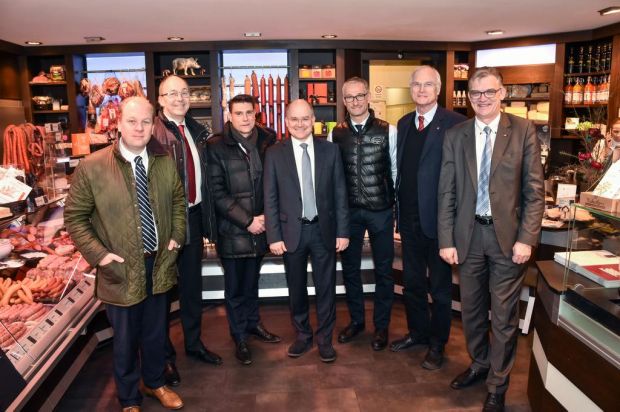 Volles Haus im Fleischer-Fachgeschäft Bünger in Berlin: Fleischermeister Jens-Uwe Bünger (3.v.r.) mit den Bundestagsabgeordneten Lothar Binding (2.v.r.), Sebastian Brehm (Mitte) und Uwe Feiler (rechts) sowie Carsten Rothbart (3.v.l.) und Fabian Bertram (links) vom Zentralverband des deutschen Handwerks und DFV-Hauptgeschäftsführer Martin Fuchs (2.v.l.). Volles Haus im Fleischer-Fachgeschäft Bünger in Berlin: Fleischermeister Jens-Uwe Bünger (3.v.r.) mit den Bundestagsabgeordneten Lothar Binding (2.v.r.), Sebastian Brehm (Mitte) und Uwe Feiler (rechts) sowie Carsten Rothbart (3.v.l.) und Fabian Bertram (links) vom Zentralverband des deutschen Handwerks und DFV-Hauptgeschäftsführer Martin Fuchs (2.v.l.).