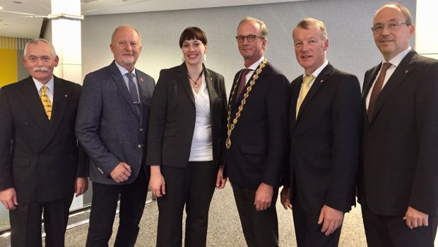 Das Präsidium des DFV (von links): Konrad Ammon, Eckhart Neun, Nora Seitz, Präsident Herbert Dohrmann, Michael Durst und Hauptgeschäftsführer Martin Fuchs. Das Präsidium des DFV (von links): Konrad Ammon, Eckhart Neun, Nora Seitz, Präsident Herbert Dohrmann, Michael Durst und Hauptgeschäftsführer Martin Fuchs.