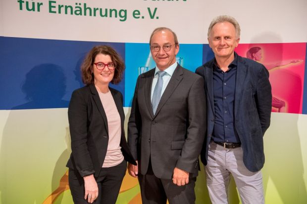 Das neue Präsidium der DGE (von links): Prof. Dr. Britta Renner, Prof. Dr. Jakob Linseisen und Prof. Dr. Bernhard Watzl. Das neue Präsidium der DGE (von links): Prof. Dr. Britta Renner, Prof. Dr. Jakob Linseisen und Prof. Dr. Bernhard Watzl.