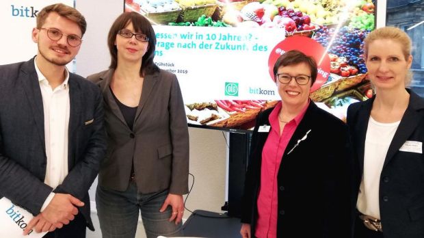 Der Frage nach der Zukunft des Essens auf der Spur (von links): Andreas Schweigert (Bitkom), Lee Greene (Food Hub NRW), Simone Schiller (DLG) und Prof. Dr. Sibylle Adam (HAW Hamburg). Der Frage nach der Zukunft des Essens auf der Spur (von links): Andreas Schweigert (Bitkom), Lee Greene (Food Hub NRW), Simone Schiller (DLG) und Prof. Dr. Sibylle Adam (HAW Hamburg).