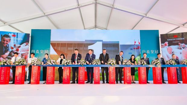 Zum „Cut the ribbon“ reiste neben der Unternehmensspitze um CEO Jais Valeur auch Dänemarks Agrarminister Mogens Jensen nach Pinghu an. Zum „Cut the ribbon“ reiste neben der Unternehmensspitze um CEO Jais Valeur auch Dänemarks Agrarminister Mogens Jensen nach Pinghu an.