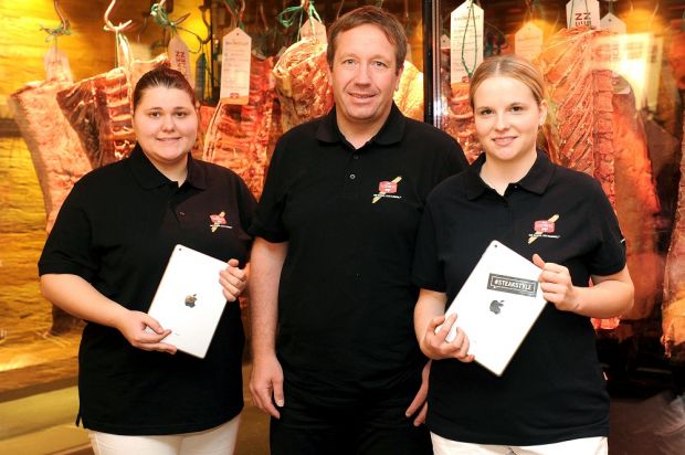 Ein iPad als Wertschätzung, Motivation und Imageförderer: Nach erfolgreich bestandener Probezeit erhielten die Azubis Anna Gärtner (links) und Marie Ullrich von ihrem Chef Dirk Ludwig das trendige Tablet zur Gratisnutzung.
Ein iPad als Wertschätzung, Motivation und Imageförderer: Nach erfolgreich bestandener Probezeit erhielten die Azubis Anna Gärtner (links) und Marie Ullrich von ihrem Chef Dirk Ludwig das trendige Tablet zur Gratisnutzung.