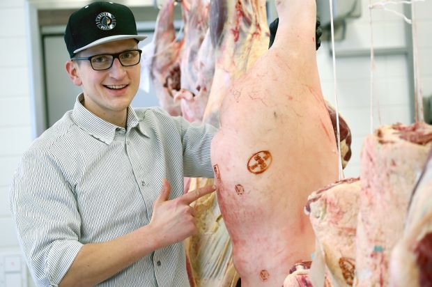 Dirk Freyberger, Metzgermeister aus Nürnberg, Teamcaptain des Butcher Wolf Pack, Vorsitzender des Fleischsommelier Deutschland e.V.
Dirk Freyberger, Metzgermeister aus Nürnberg, Teamcaptain des Butcher Wolf Pack, Vorsitzender des Fleischsommelier Deutschland e.V.