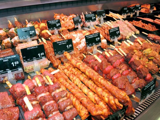 Nicht nur zur Grillsaison greifen die Kunden bei den zahlreichen Variationen der Barbecue-Spieße gern zu. Nicht nur zur Grillsaison greifen die Kunden bei den zahlreichen Variationen der Barbecue-Spieße gern zu.