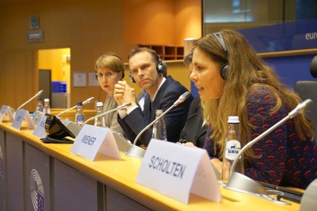 Nicht gegen Tiere, aber gegen das Leid der Tiere: die Europa-Abgeordnete Sarah Wiener (rechts) auf dem Podium des European Meat Forums zusammen mit Dr. Anne Sander und Prof. Dr. Frédéric Leroy. Nicht gegen Tiere, aber gegen das Leid der Tiere: die Europa-Abgeordnete Sarah Wiener (rechts) auf dem Podium des European Meat Forums zusammen mit Dr. Anne Sander und Prof. Dr. Frédéric Leroy.