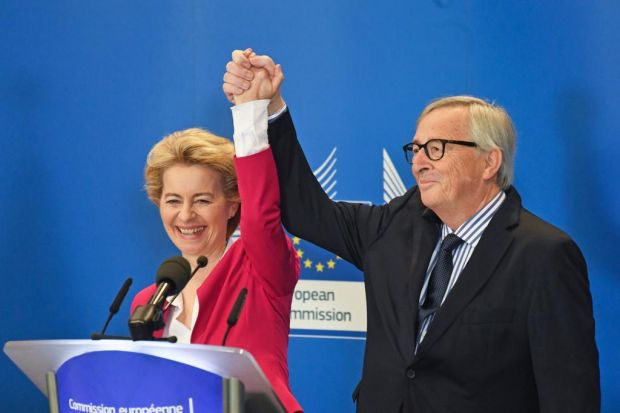 Ursula von der Leyen und Jean-Claude Juncker bei der offiziellen Amtsübergabe. Ursula von der Leyen und Jean-Claude Juncker bei der offiziellen Amtsübergabe.