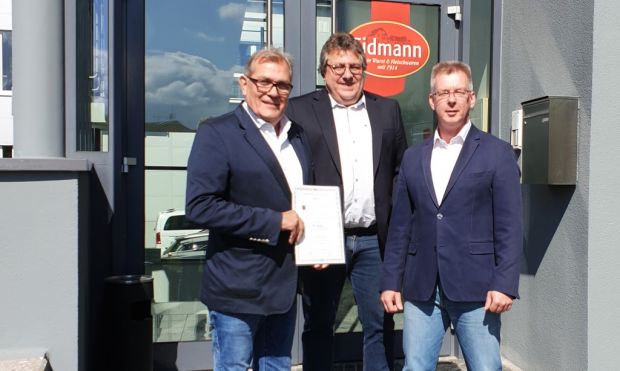 Vorstandsmitglied Sven Euen (Mitte) von der Erzeugerschlachthof Kurhessen zu Besuch bei Karl Eidmann und Carsten Koche (rechts). Vorstandsmitglied Sven Euen (Mitte) von der Erzeugerschlachthof Kurhessen zu Besuch bei Karl Eidmann und Carsten Koche (rechts).