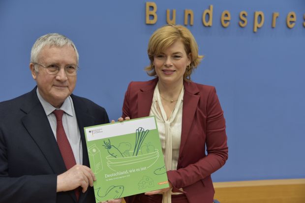 Forsa-Chef Manfred Güllner überreicht Bundesernährungsministerin Julia Klöckner den aktuellen Ernährungsreport 2019. Forsa-Chef Manfred Güllner überreicht Bundesernährungsministerin Julia Klöckner den aktuellen Ernährungsreport 2019.