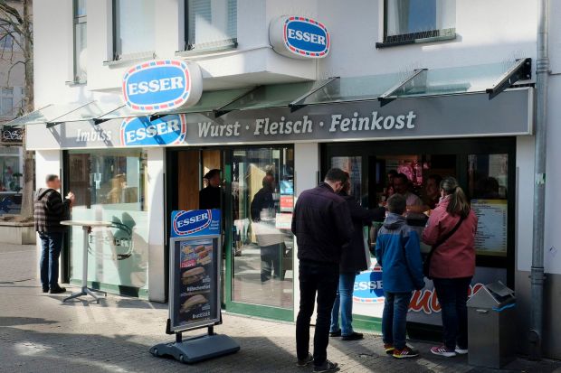 Wurstspezialitäten Esser ist ein filialisiertes fleischerhandwerkliches Unternehmen. Der Stammsitz befindet sich in Erkelenz. Wurstspezialitäten Esser ist ein filialisiertes fleischerhandwerkliches Unternehmen. Der Stammsitz befindet sich in Erkelenz.