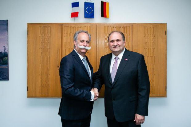 Bernard Stalter (links) und Hans Peter Wollseifer vereinbarten eine vertiefte Zusammenarbeit der Handwerkskammern von Frankreich und Deutschland. Bernard Stalter (links) und Hans Peter Wollseifer vereinbarten eine vertiefte Zusammenarbeit der Handwerkskammern von Frankreich und Deutschland.