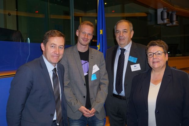 Überzeugt von den Chancen des digitalen Wandels (von links): Alexander Riedl von der EU-Kommission, Tim Reintgen von Plytix, IMV-Präsident Jean-Marie Oswald und Moderatorin Renate Kühlcke. Überzeugt von den Chancen des digitalen Wandels (von links): Alexander Riedl von der EU-Kommission, Tim Reintgen von Plytix, IMV-Präsident Jean-Marie Oswald und Moderatorin Renate Kühlcke.
