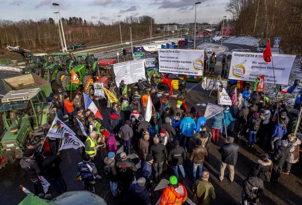 Landwirte protestierten mit Treckern an der deutsch-belgischen Grenze für eine faire und klimaverträgliche Handelspolitik. Landwirte protestierten mit Treckern an der deutsch-belgischen Grenze für eine faire und klimaverträgliche Handelspolitik.