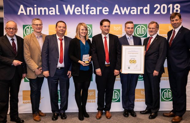 Mit dem Animal Health Award 2018 wurde das Unternehmen dsp-Agrosoft ausgezeichnet. DLG-Präsident Hubertus Paetow (rechts) überreichte die Medaille an Peter Paschold, Franziska Deißing, und Torsten Huhne. Mit dem Animal Health Award 2018 wurde das Unternehmen dsp-Agrosoft ausgezeichnet. DLG-Präsident Hubertus Paetow (rechts) überreichte die Medaille an Peter Paschold, Franziska Deißing, und Torsten Huhne.