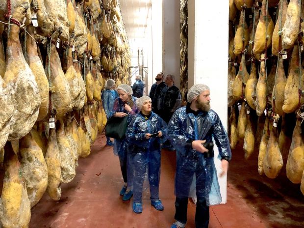 Der spanische Schinken, Jamón Ibérico, stand im Mittelpunkt der diesjährigen Fachexkursion des Juniorenverbands nach Madrid und Salamanca. Der spanische Schinken, Jamón Ibérico, stand im Mittelpunkt der diesjährigen Fachexkursion des Juniorenverbands nach Madrid und Salamanca.