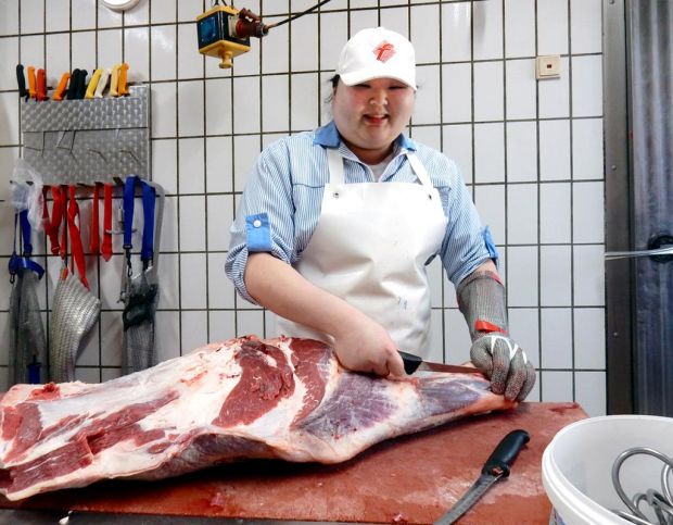 Packt gern mit an: Junghye Moon ist seit September 2018 Fleischer-Azubi in der Metzgerei Föhrenbacher in Kirchzarten. Packt gern mit an: Junghye Moon ist seit September 2018 Fleischer-Azubi in der Metzgerei Föhrenbacher in Kirchzarten.