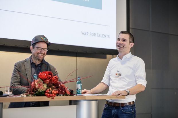 Fleischermeister Steffen Schütze (rechts) und Agenturchef Michael Kasper erläutern, was der Spaßfaktor bewirkt. Fleischermeister Steffen Schütze (rechts) und Agenturchef Michael Kasper erläutern, was der Spaßfaktor bewirkt.