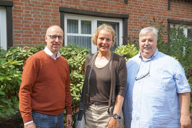 Stellten gemeinsam die Weichen für korrekten Tierschutz beim Schlachten im Fleischerhandwerk (von links): Dr. Joachim Drescher (Fleischerverband Nord), Dr. Karen von Holleben (bsi) und Heiner Kleinschmidt. Stellten gemeinsam die Weichen für korrekten Tierschutz beim Schlachten im Fleischerhandwerk (von links): Dr. Joachim Drescher (Fleischerverband Nord), Dr. Karen von Holleben (bsi) und Heiner Kleinschmidt.
