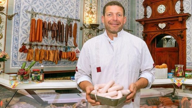 Thomas Büchner fertigt nahezu täglich die weihnachtlichen Würste Thomas Büchner fertigt nahezu täglich die weihnachtlichen Würste