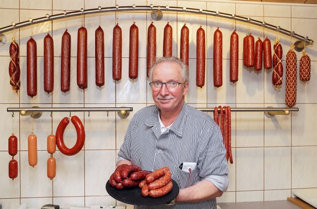 Geschäftsführer Volker Straßberger mit seiner Knacker-Auswahl.
Geschäftsführer Volker Straßberger mit seiner Knacker-Auswahl.