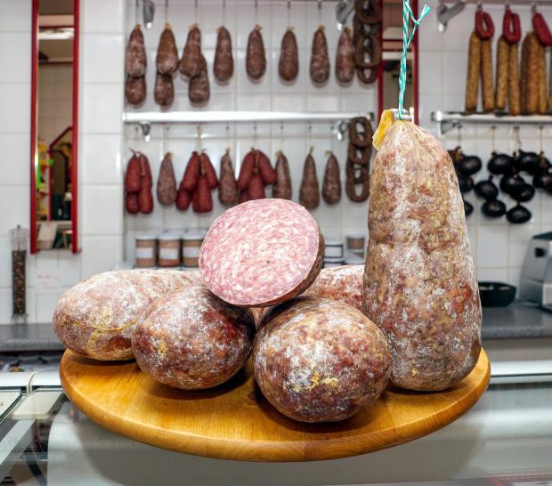 Kälberblasen geben dem Feldgieker seine massige Form. Ein gutes halbes Jahr reifen die Würste und erreichen dann ein Verkaufsgewicht von etwa einem Kilogramm. Kälberblasen geben dem Feldgieker seine massige Form. Ein gutes halbes Jahr reifen die Würste und erreichen dann ein Verkaufsgewicht von etwa einem Kilogramm.