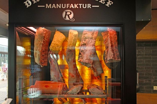 Publikumsmagnet: Nach Kundenwunsch gereifte Zuschnitte im Schaufenster. Publikumsmagnet: Nach Kundenwunsch gereifte Zuschnitte im Schaufenster.