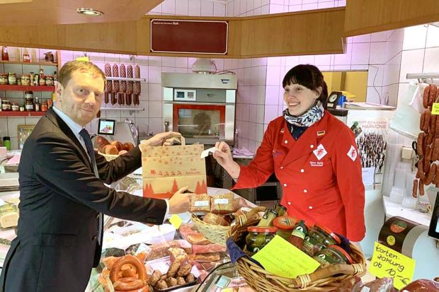 Der sächsische Ministerpräsident Michael Kretzschmer nahm sich Zeit für den Gedankenautausch mit Nora Seitz, DFV-Vizepräsidentin und Landesinnungsmeisterin des SFIV im Freistaat Sachsen. Der sächsische Ministerpräsident Michael Kretzschmer nahm sich Zeit für den Gedankenautausch mit Nora Seitz, DFV-Vizepräsidentin und Landesinnungsmeisterin des SFIV im Freistaat Sachsen.