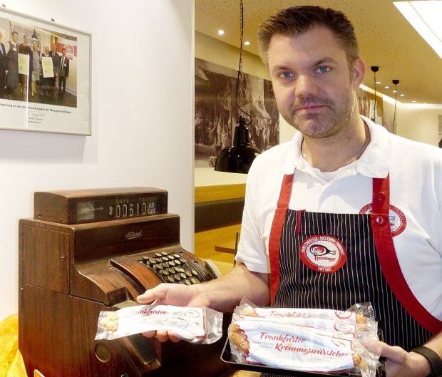 Fleischermeister Richard Heininger bietet das Krönungswürstchen paarweise vakuumiert und mit einem eigenen Markenzeichen an. Fleischermeister Richard Heininger bietet das Krönungswürstchen paarweise vakuumiert und mit einem eigenen Markenzeichen an.
