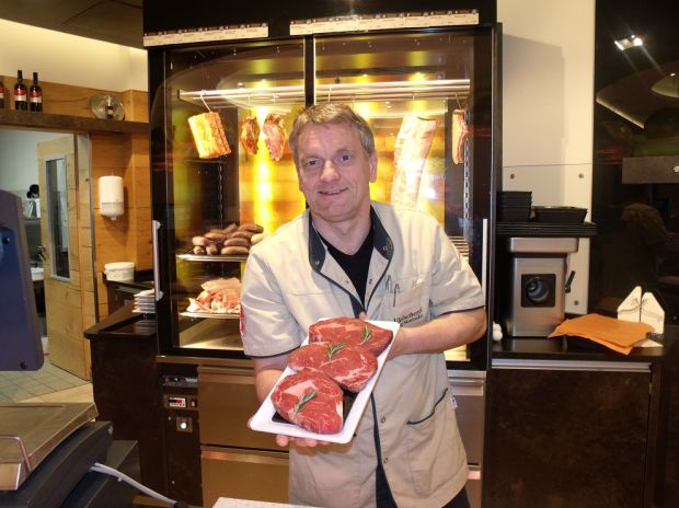 Fleischermeister Jörg Staroske vollendet den Generationswechsel durch Umbau von Laden und Produktion. Fleischermeister Jörg Staroske vollendet den Generationswechsel durch Umbau von Laden und Produktion.