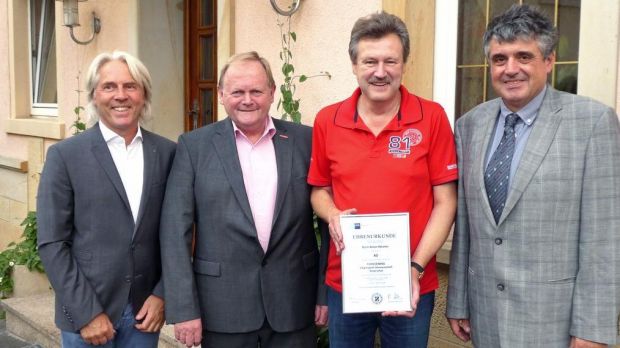 Dank für 40 Jahre treue Dienste beim Fleischerring (von links): Aufsichtsrat-Vorsitzender Ralf Winter, Vorstand Hugo Neugebauer, Rainer Hätscher und Geschäftsführer Jürgen Straub. Dank für 40 Jahre treue Dienste beim Fleischerring (von links): Aufsichtsrat-Vorsitzender Ralf Winter, Vorstand Hugo Neugebauer, Rainer Hätscher und Geschäftsführer Jürgen Straub.