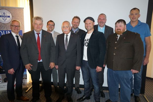 Das aktuelle Führungsteam des Fleischerverbands Bayern (von links): Thomas Krinner, Werner Braun, Daniel Hirsch, Konrad Ammon jun., Thomas Köhn, Michael Moser, Manfred Weber, Harald Münzinger und Christoph Eck.
Das aktuelle Führungsteam des Fleischerverbands Bayern (von links): Thomas Krinner, Werner Braun, Daniel Hirsch, Konrad Ammon jun., Thomas Köhn, Michael Moser, Manfred Weber, Harald Münzinger und Christoph Eck.