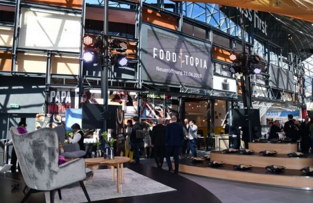 Es ist angerichtet: Der Food-Court „Foodtopia“ im Frankfurter Shopping-Center „MyZeil“ ist mit den ersten neun Gastronomie-Konzepten an den Start gegangen. Es ist angerichtet: Der Food-Court „Foodtopia“ im Frankfurter Shopping-Center „MyZeil“ ist mit den ersten neun Gastronomie-Konzepten an den Start gegangen.