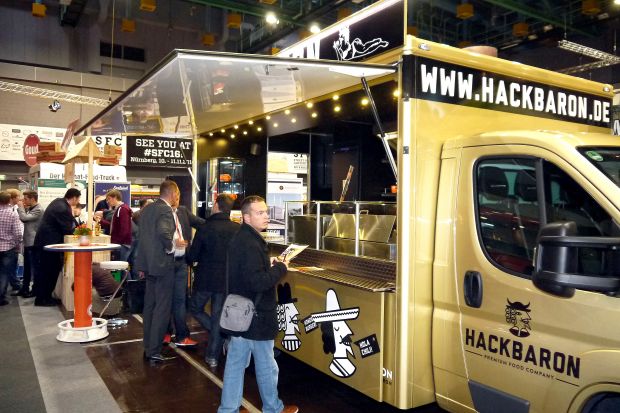 Mobil: Foodtrucks erobern Deutschlands Straßen und Plätze. Mobil: Foodtrucks erobern Deutschlands Straßen und Plätze.