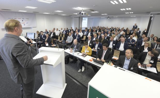 Hausherr Dr. Volker Heinz vom DIL begrüßte die gut 120 Teilnehmer des Forums der Fleischwirtschaft. Hausherr Dr. Volker Heinz vom DIL begrüßte die gut 120 Teilnehmer des Forums der Fleischwirtschaft.