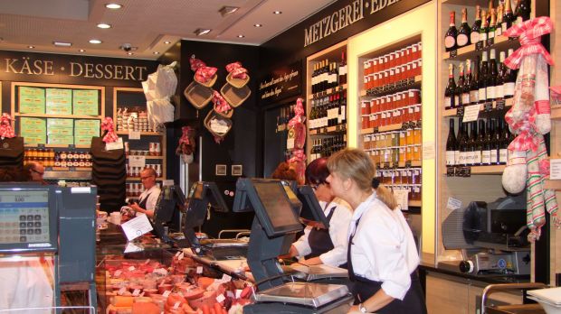 Ebert, Fressgass: Neben Fleisch, Wurst und Schinken nehmen Salate, Suppen, Saucen, Weine und Nudeln viel Raum in der Feinkostmetzgerei ein. Ebert, Fressgass: Neben Fleisch, Wurst und Schinken nehmen Salate, Suppen, Saucen, Weine und Nudeln viel Raum in der Feinkostmetzgerei ein.