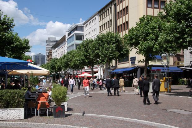 Ein Bild aus besseren Zeiten: Die belebte Frankfurter Fressgass - im Hintergrund rechts die Metzgerei Ebert. Gegenwärtig haben sich Fußgängerzonen vom Standortvorteil in einen Nachteil verwandelt. Ein Bild aus besseren Zeiten: Die belebte Frankfurter Fressgass - im Hintergrund rechts die Metzgerei Ebert. Gegenwärtig haben sich Fußgängerzonen vom Standortvorteil in einen Nachteil verwandelt.
