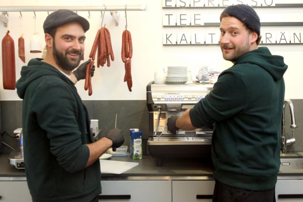 David und Sebastian Friedrichs legen Wert auf Ökologie und Nachhaltigkeit – sowohl bei den verarbeiteten Tieren als auch bei der Auswahl der neuen Ladentechnik. David und Sebastian Friedrichs legen Wert auf Ökologie und Nachhaltigkeit – sowohl bei den verarbeiteten Tieren als auch bei der Auswahl der neuen Ladentechnik.