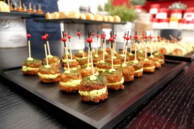 Im Catering sind die Burger-Tapas eine kalkulations-, geling- und standsichere Sache. Im Catering sind die Burger-Tapas eine kalkulations-, geling- und standsichere Sache.