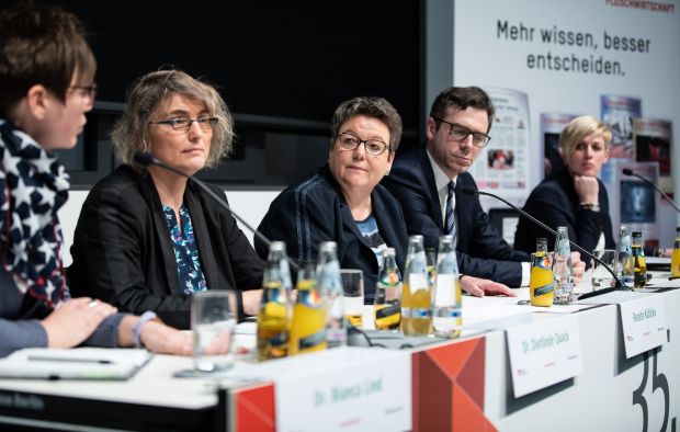 Auf dem Podium (von links): Dr. Bianca Lind (Bundesverband Rind+Schwein), Dr. Dietlinde Quack (Öko-Institut), Moderatorin Renate Kühlcke, Dr. Gereon Schulze Althoff (Tönnies) und Dr. Kirsten Kemmerling (BMEL). Auf dem Podium (von links): Dr. Bianca Lind (Bundesverband Rind+Schwein), Dr. Dietlinde Quack (Öko-Institut), Moderatorin Renate Kühlcke, Dr. Gereon Schulze Althoff (Tönnies) und Dr. Kirsten Kemmerling (BMEL).