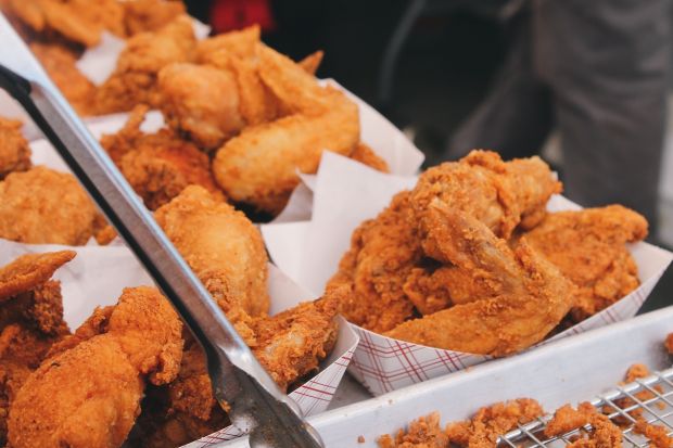 Backwaren, frittierte Produkte und Fertiggerichte enthalten relativ hohe Mengen an Trans-Fettsäuren. Backwaren, frittierte Produkte und Fertiggerichte enthalten relativ hohe Mengen an Trans-Fettsäuren.