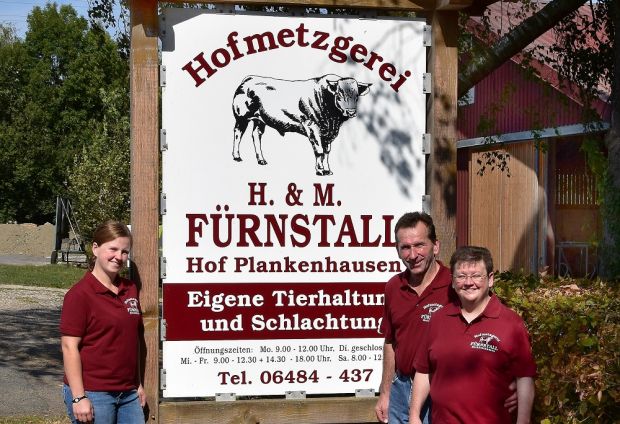 Traditionelles Familienunternehmen: Katharina, Holger und Martina Fürnstall realisieren mit Landwirtschaft, Viehhaltung und Direktvermarktung ihre eigene Wertschöpfungskette. Traditionelles Familienunternehmen: Katharina, Holger und Martina Fürnstall realisieren mit Landwirtschaft, Viehhaltung und Direktvermarktung ihre eigene Wertschöpfungskette.