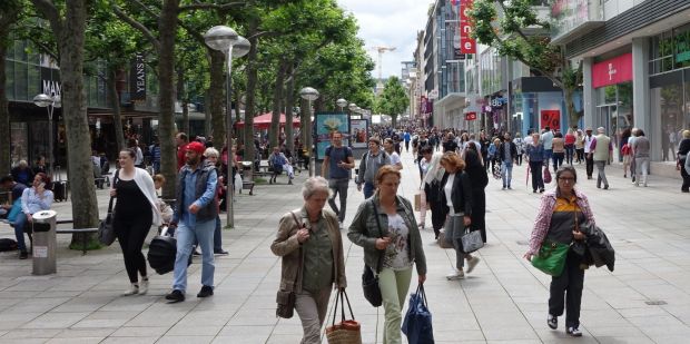 Laufkundschaft wäre da, aber für das Gewerbe wird es immer schwieriger, die Mieten in den Fußgängerzonen und Innenstädten zu bezahlen. Laufkundschaft wäre da, aber für das Gewerbe wird es immer schwieriger, die Mieten in den Fußgängerzonen und Innenstädten zu bezahlen.