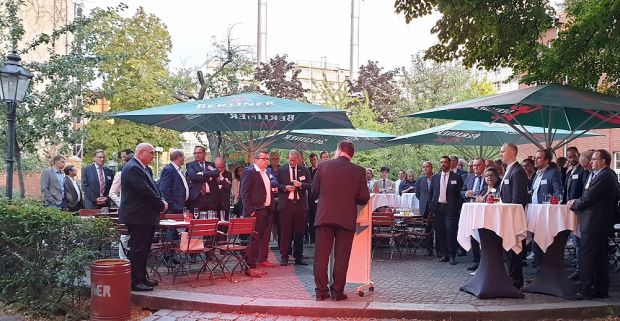 Das zehnjährige Bestehen von German Meat war ein guter Zeitpunkt, um den zahlreichen Mitstreitern aus Unternehmen, Verbänden, Botschaften, Außenhandelskammern und Politik zu danken. Staatssekretär Hans-Joachim Fuchtel sagte weiteres BMEL-Engagement bei der Beseitigung von Marktzugangshindernissen zu. Das zehnjährige Bestehen von German Meat war ein guter Zeitpunkt, um den zahlreichen Mitstreitern aus Unternehmen, Verbänden, Botschaften, Außenhandelskammern und Politik zu danken. Staatssekretär Hans-Joachim Fuchtel sagte weiteres BMEL-Engagement bei der Beseitigung von Marktzugangshindernissen zu.