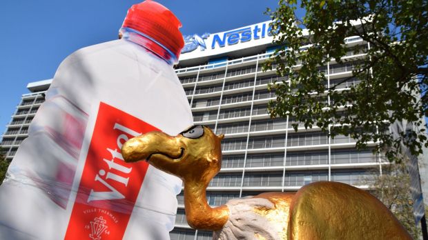 Der goldene Geier der Deutschen Umwelthilfe hat in der Nestlé-Firmenzentrale in Frankfurt ein neues Zuhause gefunden. Der goldene Geier der Deutschen Umwelthilfe hat in der Nestlé-Firmenzentrale in Frankfurt ein neues Zuhause gefunden.