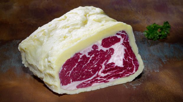Den Namen "Goldstück" hat das Entrecote von seinem Mantel aus Butter und Meersalz. Den Namen "Goldstück" hat das Entrecote von seinem Mantel aus Butter und Meersalz.