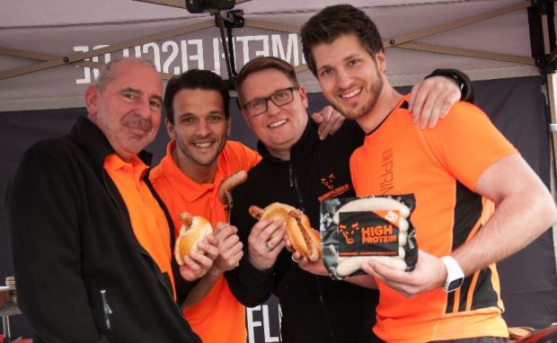 Das Gourmetfleisch.de Team mit (von links) Geschäftsführer Burkhard Schulte, Yannick Meurer und Timo Schwarz sowie Malte Kottmann bei der ersten Grillverkostung der „High Protein Wurst“. Das Gourmetfleisch.de Team mit (von links) Geschäftsführer Burkhard Schulte, Yannick Meurer und Timo Schwarz sowie Malte Kottmann bei der ersten Grillverkostung der „High Protein Wurst“.