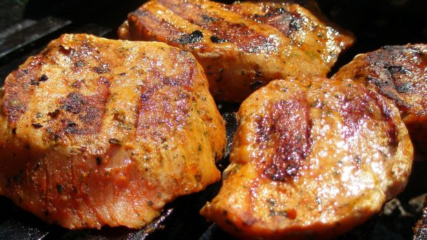 Die Aussichten auf sommerliche Temperaturen beleben die Nachfrage nach Grillfleisch. Der Handel reagiert mit Verkaufsaktionen. Die Aussichten auf sommerliche Temperaturen beleben die Nachfrage nach Grillfleisch. Der Handel reagiert mit Verkaufsaktionen.
