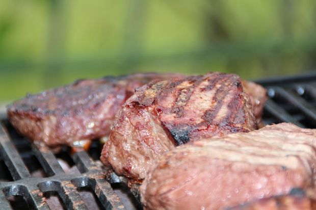 Die kühlen Temperaturen bremsen die Nachfrage nach Grillfleisch. Die kühlen Temperaturen bremsen die Nachfrage nach Grillfleisch.