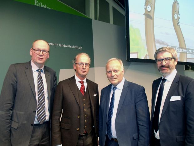 Gemeinsames Engagement (von links): die Vertreter der Landwirtschaft mit Bernhard Krüsken und Johannes Röring (links und 2.v.r.) sowie des Lebensmittelhandwerks mit Herbert Dohrmann und Gerhard Schenk (2.v.l. und rechts). Gemeinsames Engagement (von links): die Vertreter der Landwirtschaft mit Bernhard Krüsken und Johannes Röring (links und 2.v.r.) sowie des Lebensmittelhandwerks mit Herbert Dohrmann und Gerhard Schenk (2.v.l. und rechts).